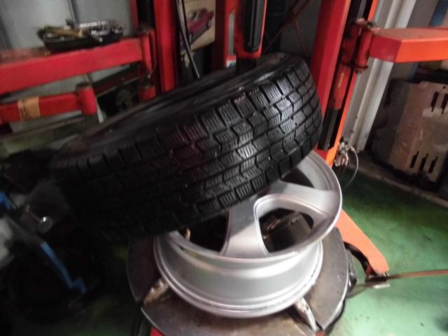 トヨタ　イスト１９５/６０Ｒ１６夏タイヤ、冬タイヤ交換作業