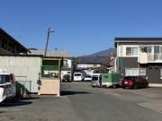 道路から正面奥に当社がございます。お気をつけてご来店下さいませ。