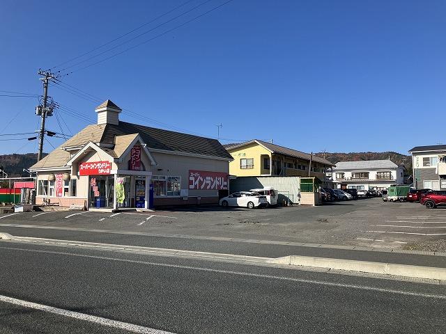 当社は道路から奥に入った所にございます。当社入口にはクリーニング屋さんがございます。