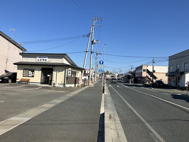 お食事処柏屋さんとクリーニング屋さんの間を左手に入った奥に当社がございます。