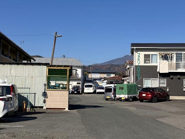 道路から正面奥に当社がございます。お気をつけてご来店下さいませ。