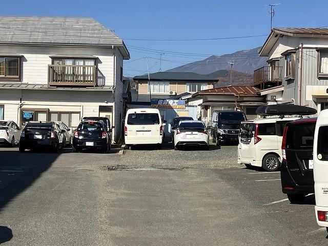 アパートの奥になります。店舗の場所が分からない時はお気軽にお電話下さいませ。ご説明致します。