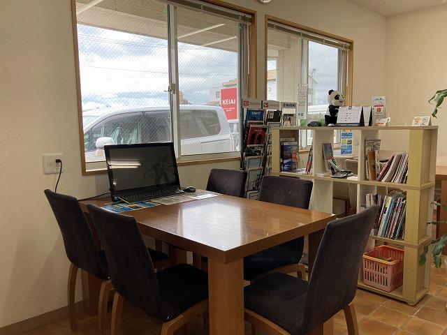 ごゆっくりお寛ぎ頂ける店内スペース。