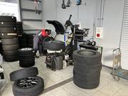 タイヤ交換、タイヤ組み換えもお任せ下さい。技術ある整備士が対応致します。