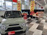 店内には新車のご用意もございます。お車ご購入からアフターまで末長いお付き合いをしましょう。