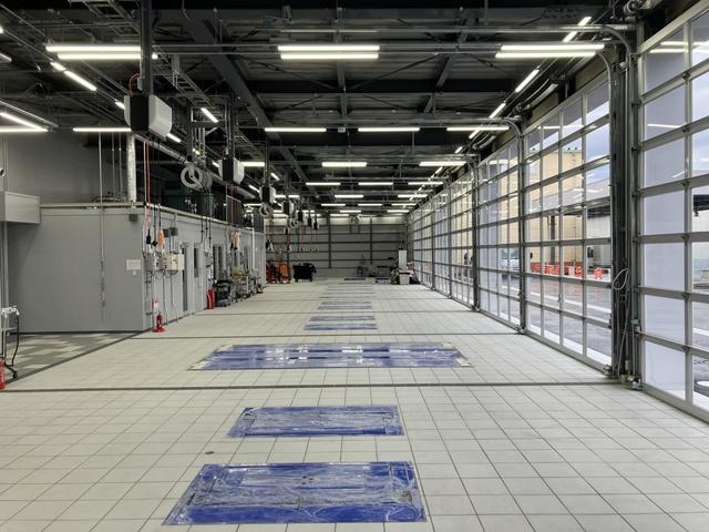 自社で指定工場を併設しています。ご納車前の整備、お乗り頂いてからのメンテナンスを自社で対応します。