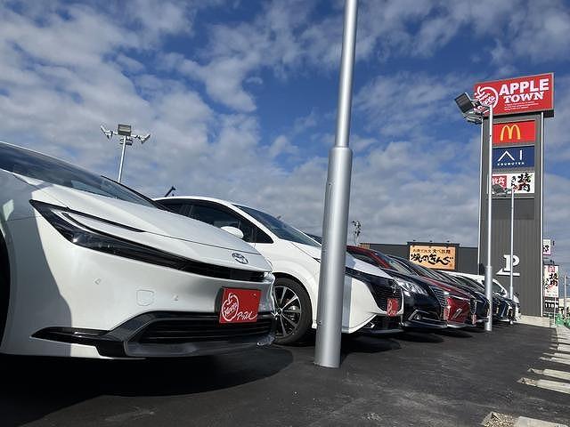 国道７号線沿いＡＰＰＬＥ　ＴＯＷＮの看板が目印！お車の販売・買取・保険などご相談ください！