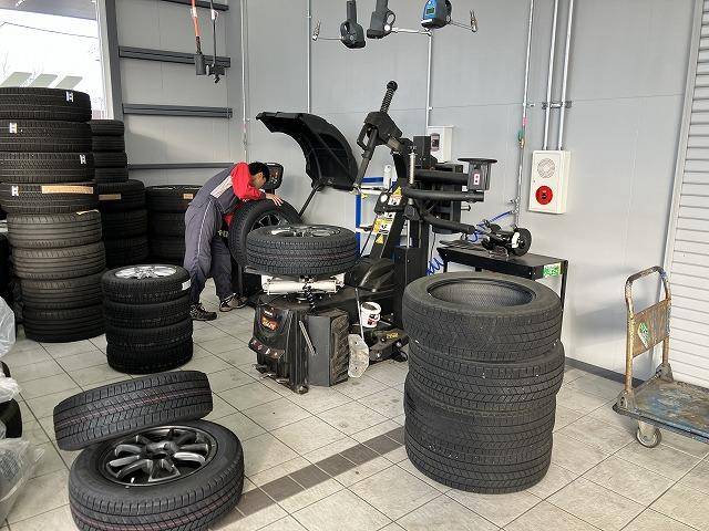 タイヤ交換、タイヤ組み換えもお任せ下さい。技術ある整備士が対応致します。