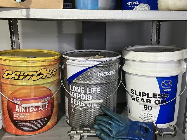 各種オイル交換承ります。ＡＴＦやＣＶＴＦなども沢山ご用意しております。