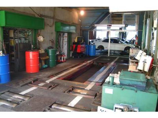 検査場です！！検査に必要な機材や資材が所狭しと設備されています。毎年１０００台以上のお車が通過します