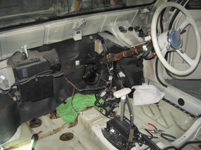 ＰＡＯ納車前点検です。ヒーターコアより漏水ですので交換・修理です。ここまで徹底的に分解します