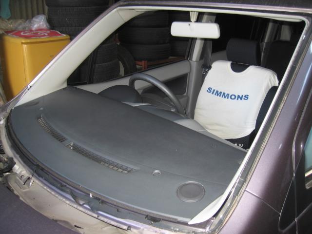 ワゴンＲのガラス交換です。お得な社外新品に交換です。もちろん車両保険対応です！飛び石リペアもＯＫ！