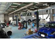 整備工場内ピット。車検・点検お任せ下さい