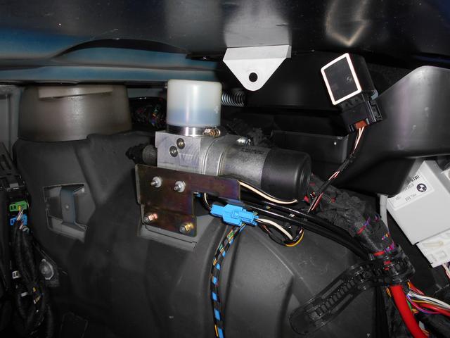 BMW　リヤゲートオープナーシリンダー、ポンプ部品持込交換　