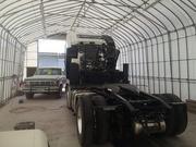 大型トラックも楽々入るテントで作業可能。