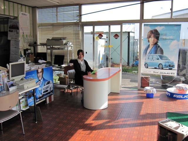 明るく、清潔なショウルームでお待ちしております。