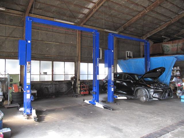 ２柱リフト完備、低床車も対応します。