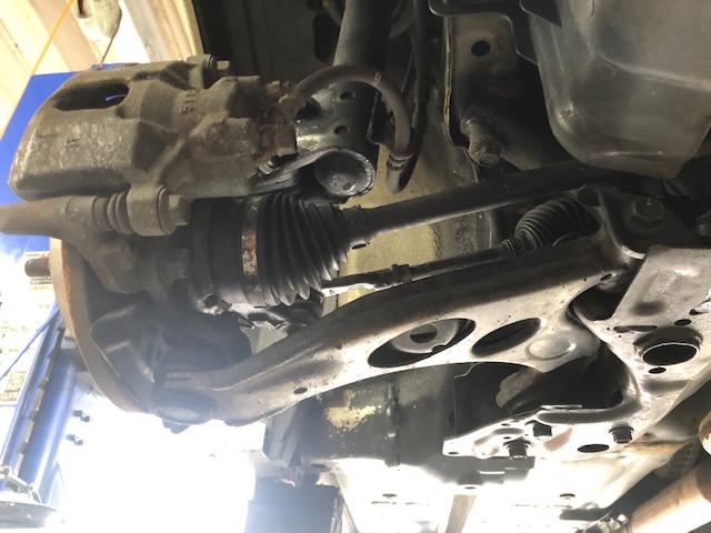 ダイハツ ミラアヴィ フロントロアアーム 交換