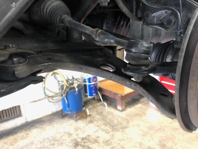 ダイハツ ミラアヴィ フロントロアアーム 交換