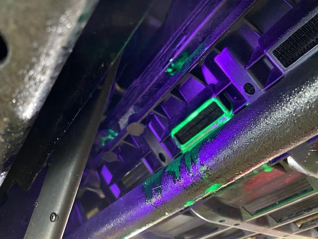 日産 NV350キャラバン エアコンガス漏れ コンデンサ交換