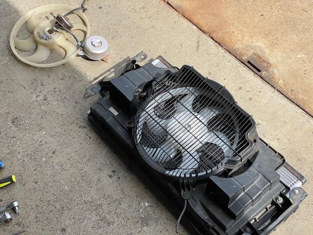 日産 NV350キャラバン エアコンガス漏れ コンデンサ交換