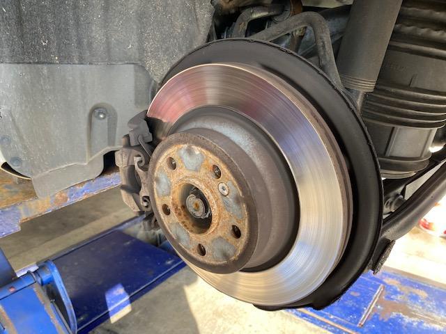 メルセデスベンツ E300 持込 ブレーキパッド ディスクロータ 交換 修理 外車 欧州車