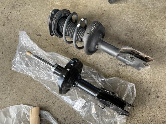 スバル　XV　エアコンコンプレッサー交換　エアコンフラッシング　フロントショックアブソーバ交換　前後スタビリンク交換
