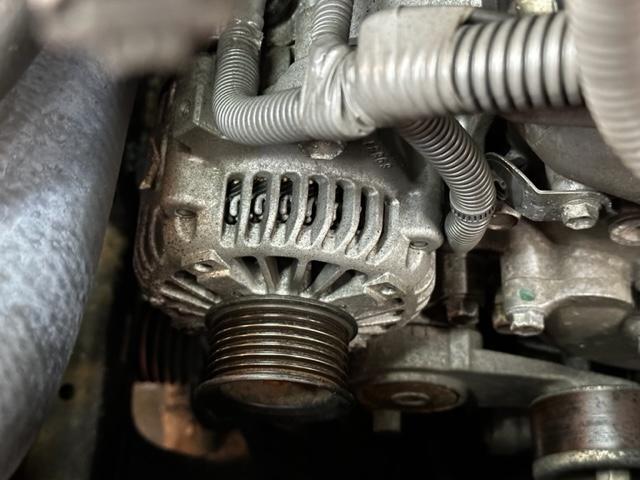 トヨタ ハイラックスサーフ オルタネータ ファンベルト スパークプラグ バッテリー 交換 車検 整備 修理