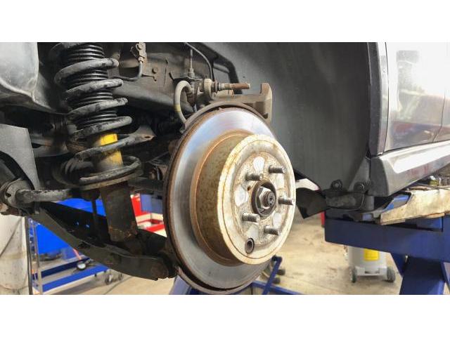 スバル レガシィツーリングワゴン 車検整備 ブレーキパッド剥離 交換 キャリパブラケット 修理
