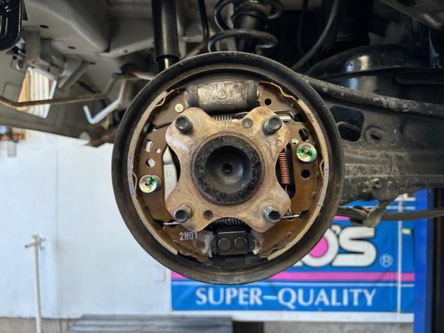 日産クリッパーバン　販売車輛車検整備　フロントブレーキ　パッド　ローター　プラグ　オイル交換　バックプレート塗装ワイパーラバー交換　下廻り洗浄防錆施工　マフラーWAKOS耐熱ブラック 　エアコンガス入替　エアコンフィルター　バッテリー交換