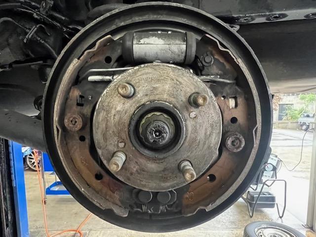 トヨタ　カローラアクシオ　予約　フロント及びリヤ・ブレーキ分解　Ｖベルト交換　フロントスタビリンク交換左右　フロントパイプ・クランプ交換　オイル・フィルタ交換　スパーク・プラグ交換 　スロットルボディ清掃　スタータモータ引きずり交換