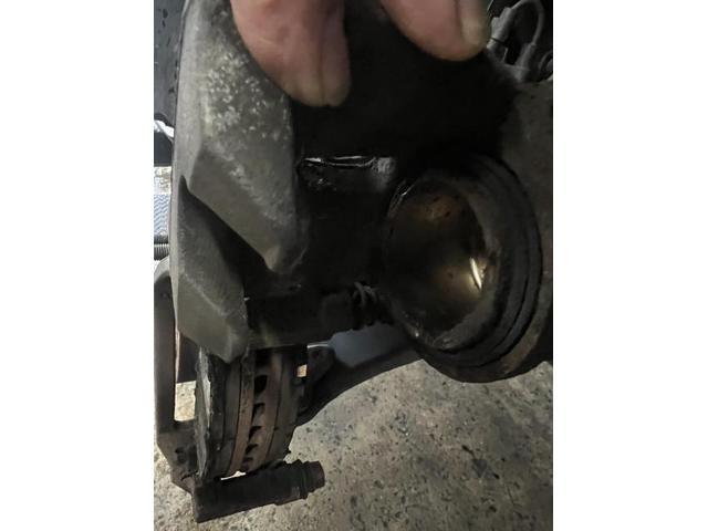 トヨタ　カローラアクシオ　予約　フロント及びリヤ・ブレーキ分解　Ｖベルト交換　フロントスタビリンク交換左右　フロントパイプ・クランプ交換　オイル・フィルタ交換　スパーク・プラグ交換 　スロットルボディ清掃　スタータモータ引きずり交換