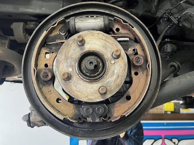 トヨタ　カローラアクシオ　予約　フロント及びリヤ・ブレーキ分解　Ｖベルト交換　フロントスタビリンク交換左右　フロントパイプ・クランプ交換　オイル・フィルタ交換　スパーク・プラグ交換 　スロットルボディ清掃　スタータモータ引きずり交換