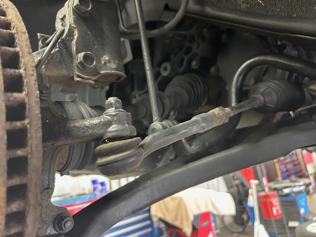 セレナ　車検入庫  事前予約　フロントディスクローター･パッド交換　フロントタイロッドエンド交換　リヤディスクローター脱着修理　下廻り洗浄錆止め塗装　ヘッドライトクリーニング　