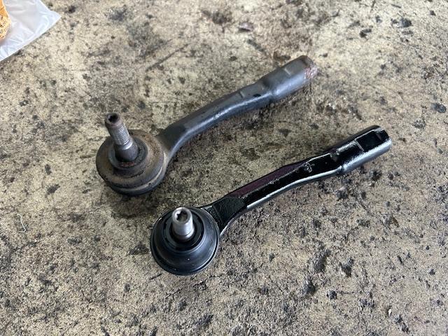 セレナ　車検入庫  事前予約　フロントディスクローター･パッド交換　フロントタイロッドエンド交換　リヤディスクローター脱着修理　下廻り洗浄錆止め塗装　ヘッドライトクリーニング　