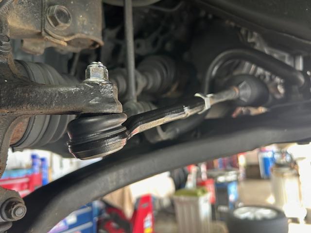 セレナ　車検入庫  事前予約　フロントディスクローター･パッド交換　フロントタイロッドエンド交換　リヤディスクローター脱着修理　下廻り洗浄錆止め塗装　ヘッドライトクリーニング　