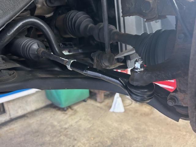 セレナ　車検入庫  事前予約　フロントディスクローター･パッド交換　フロントタイロッドエンド交換　リヤディスクローター脱着修理　下廻り洗浄錆止め塗装　ヘッドライトクリーニング　