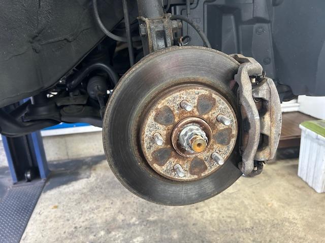 セレナ　車検入庫  事前予約　フロントディスクローター･パッド交換　フロントタイロッドエンド交換　リヤディスクローター脱着修理　下廻り洗浄錆止め塗装　ヘッドライトクリーニング　