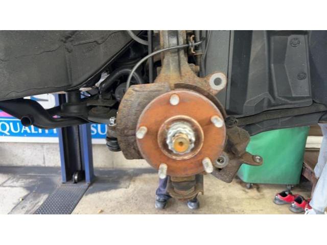 セレナ　車検入庫  事前予約　フロントディスクローター･パッド交換　フロントタイロッドエンド交換　リヤディスクローター脱着修理　下廻り洗浄錆止め塗装　ヘッドライトクリーニング　