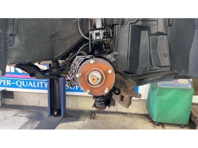 セレナ　車検入庫  事前予約　フロントディスクローター･パッド交換　フロントタイロッドエンド交換　リヤディスクローター脱着修理　下廻り洗浄錆止め塗装　ヘッドライトクリーニング　