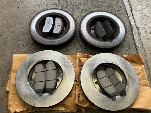 セレナ　車検入庫  事前予約　フロントディスクローター･パッド交換　フロントタイロッドエンド交換　リヤディスクローター脱着修理　下廻り洗浄錆止め塗装　ヘッドライトクリーニング　