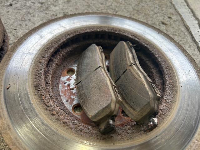 セレナ　車検入庫  事前予約　フロントディスクローター･パッド交換　フロントタイロッドエンド交換　リヤディスクローター脱着修理　下廻り洗浄錆止め塗装　ヘッドライトクリーニング　