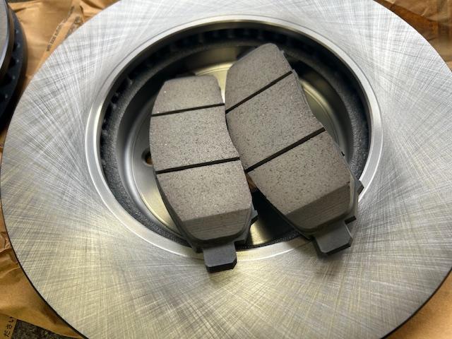 セレナ　車検入庫  事前予約　フロントディスクローター･パッド交換　フロントタイロッドエンド交換　リヤディスクローター脱着修理　下廻り洗浄錆止め塗装　ヘッドライトクリーニング　