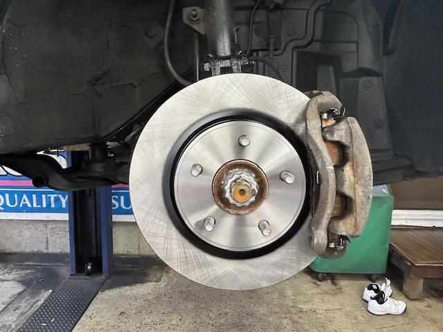 セレナ　車検入庫  事前予約　フロントディスクローター･パッド交換　フロントタイロッドエンド交換　リヤディスクローター脱着修理　下廻り洗浄錆止め塗装　ヘッドライトクリーニング　