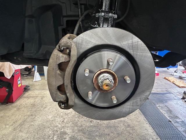 セレナ　車検入庫  事前予約　フロントディスクローター･パッド交換　フロントタイロッドエンド交換　リヤディスクローター脱着修理　下廻り洗浄錆止め塗装　ヘッドライトクリーニング　