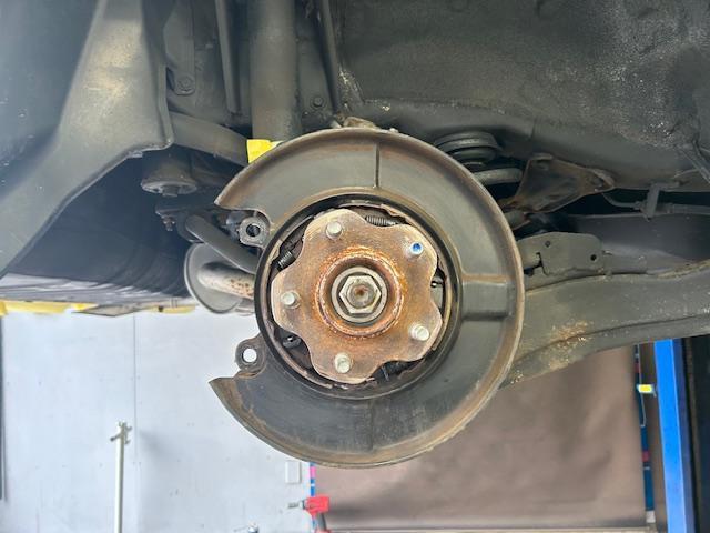 セレナ　車検入庫  事前予約　フロントディスクローター･パッド交換　フロントタイロッドエンド交換　リヤディスクローター脱着修理　下廻り洗浄錆止め塗装　ヘッドライトクリーニング　