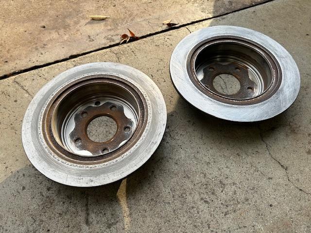 セレナ　車検入庫  事前予約　フロントディスクローター･パッド交換　フロントタイロッドエンド交換　リヤディスクローター脱着修理　下廻り洗浄錆止め塗装　ヘッドライトクリーニング　