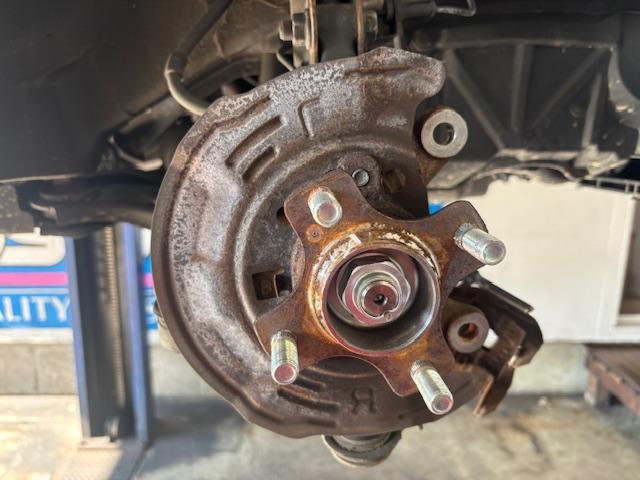 スズキ ワゴンR 車検整備 フロントブレーキパッド、フロントブレーキローター交換
下回り洗浄 スリーラスター補修 ワコーズ耐熱ブラック