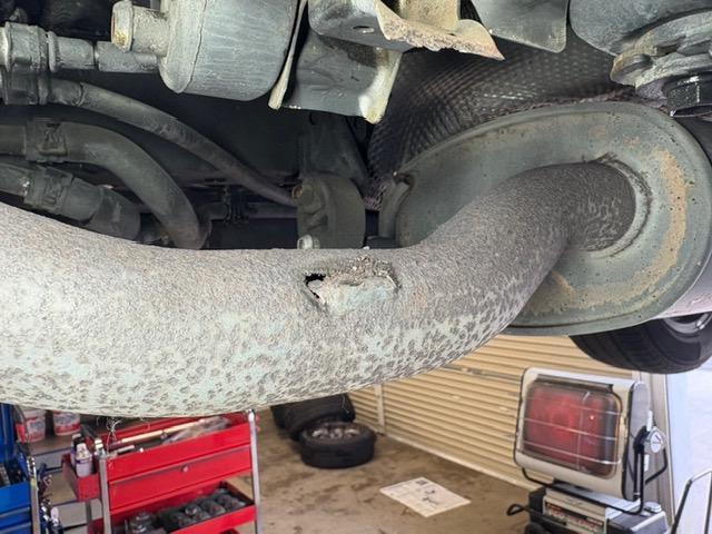 トヨタ ヴォクシー 車検整備 マフラー溶接修理 テールパイプ交換 リヤキャリパマウンティングブラケット交換 ディスクロータ 修理