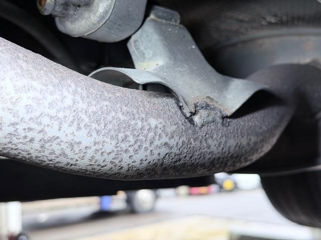 トヨタ ヴォクシー 車検整備 マフラー溶接修理 テールパイプ交換 リヤキャリパマウンティングブラケット交換 ディスクロータ 修理